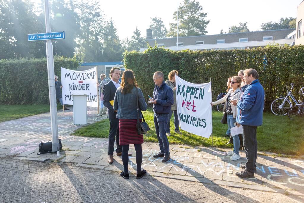 Viruswaarheid demonstreert tegen mondkapjes bij dependance Farel College