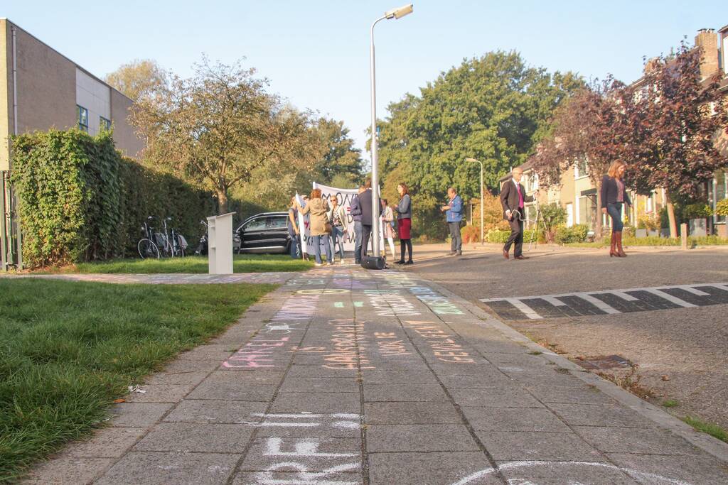 Viruswaarheid demonstreert tegen mondkapjes bij dependance Farel College