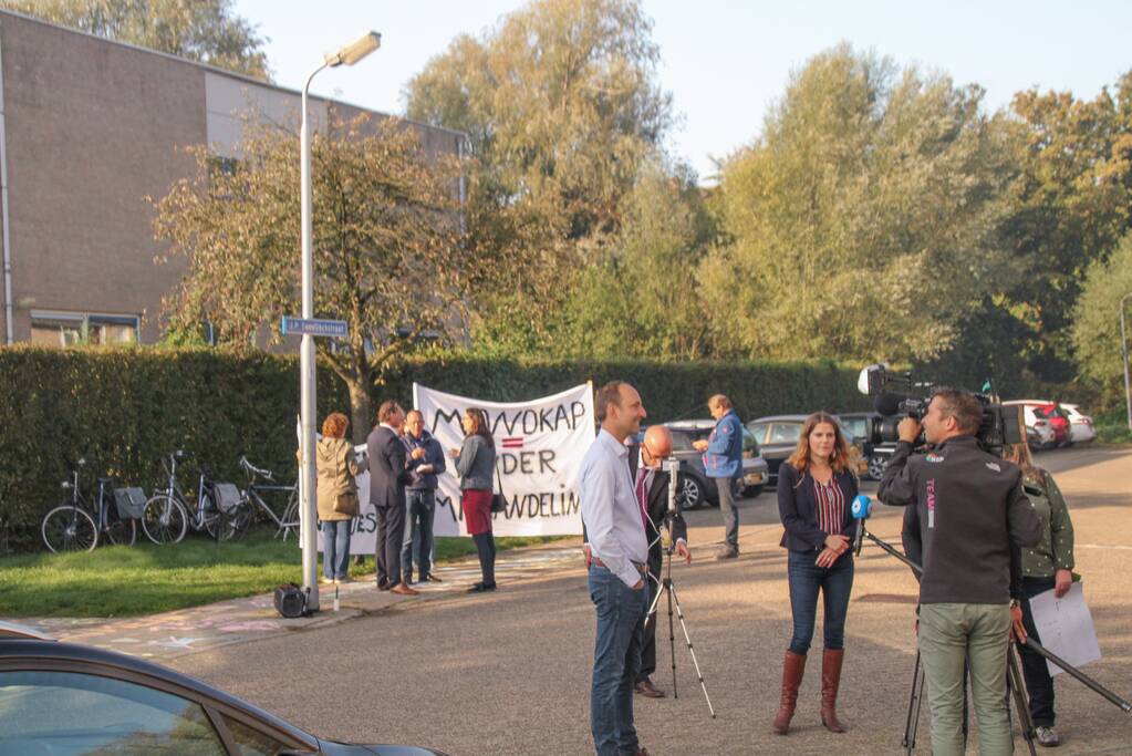 Viruswaarheid demonstreert tegen mondkapjes bij dependance Farel College