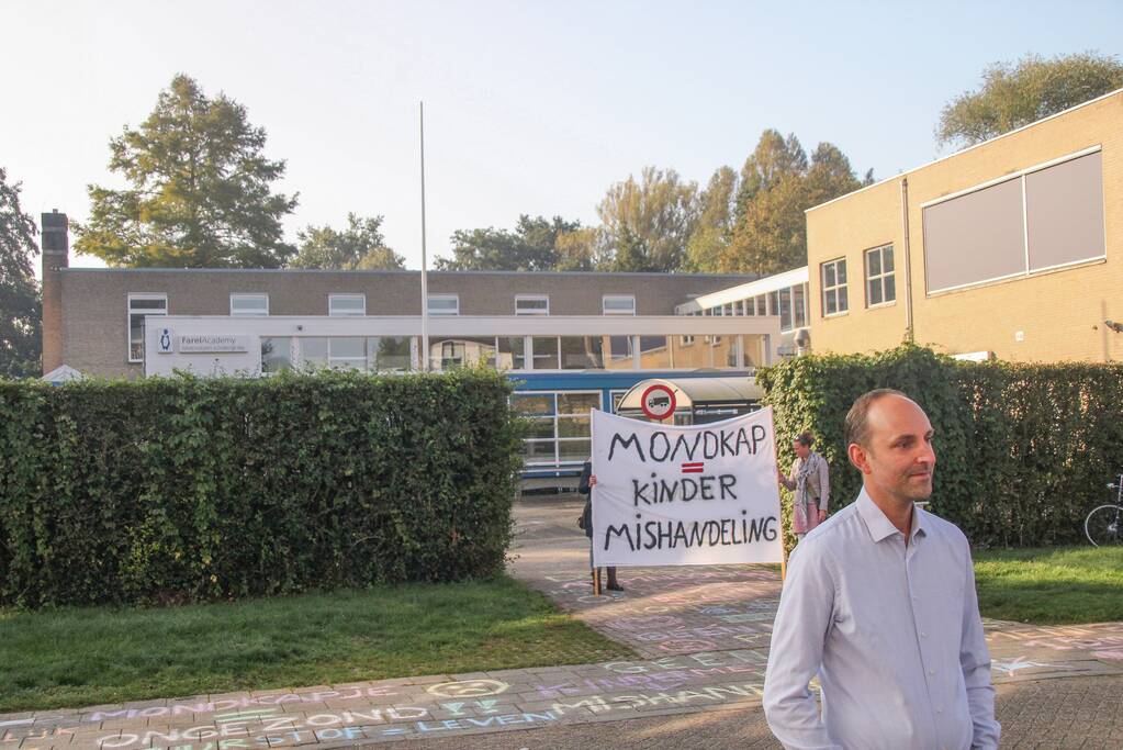 Viruswaarheid demonstreert tegen mondkapjes bij dependance Farel College