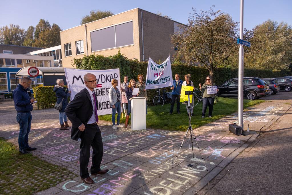 Viruswaarheid demonstreert tegen mondkapjes bij dependance Farel College