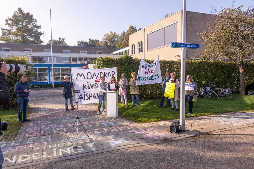 Viruswaarheid demonstreert tegen mondkapjes bij dependance Farel College