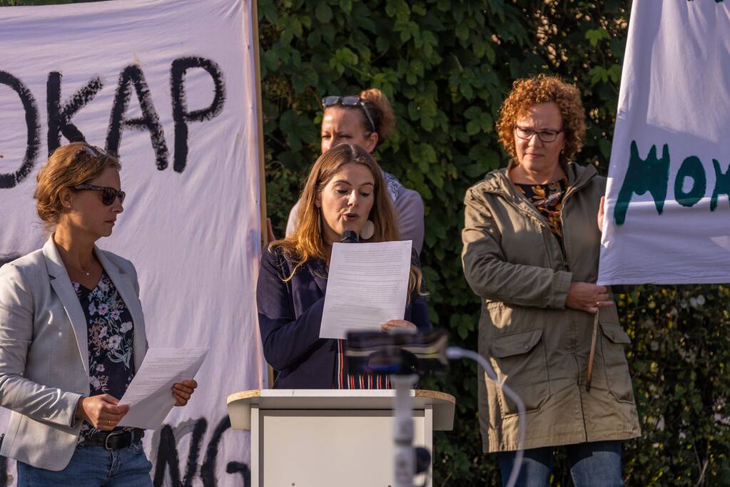 Viruswaarheid demonstreert tegen mondkapjes bij dependance Farel College