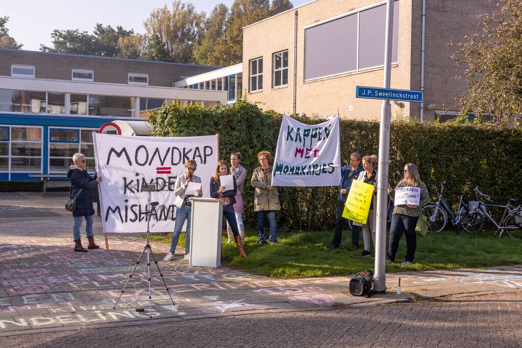 Viruswaarheid demonstreert tegen mondkapjes bij dependance Farel College