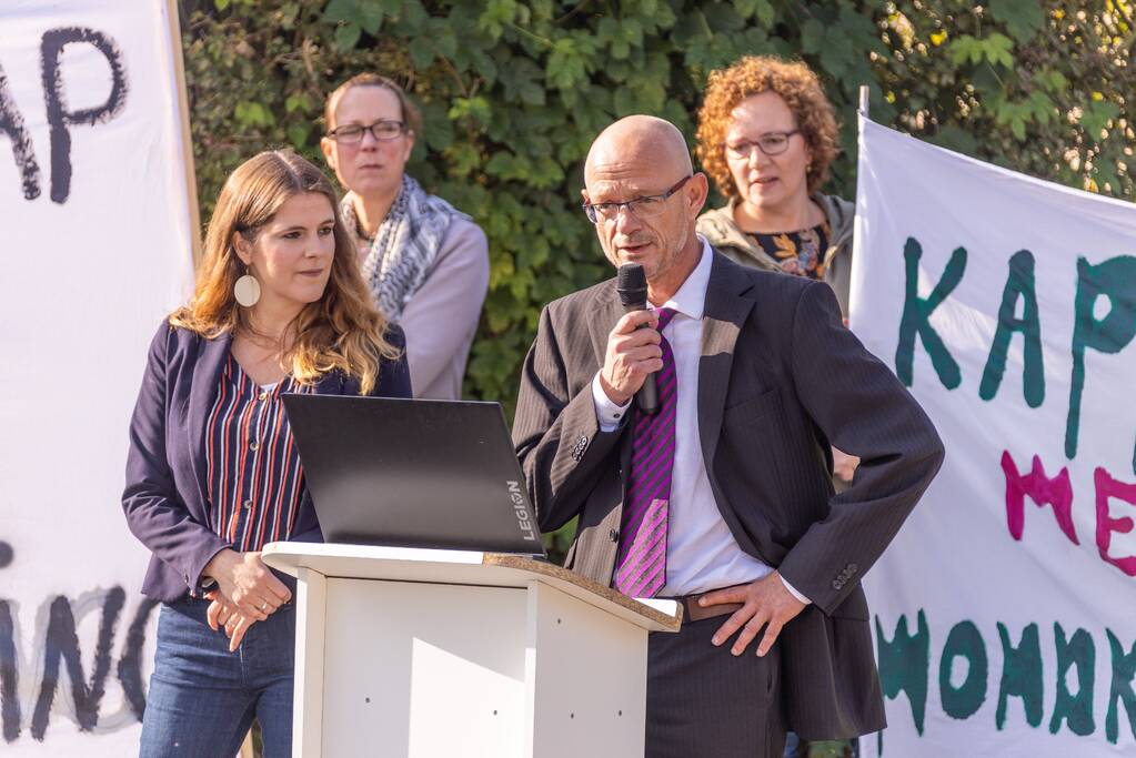 Viruswaarheid demonstreert tegen mondkapjes bij dependance Farel College