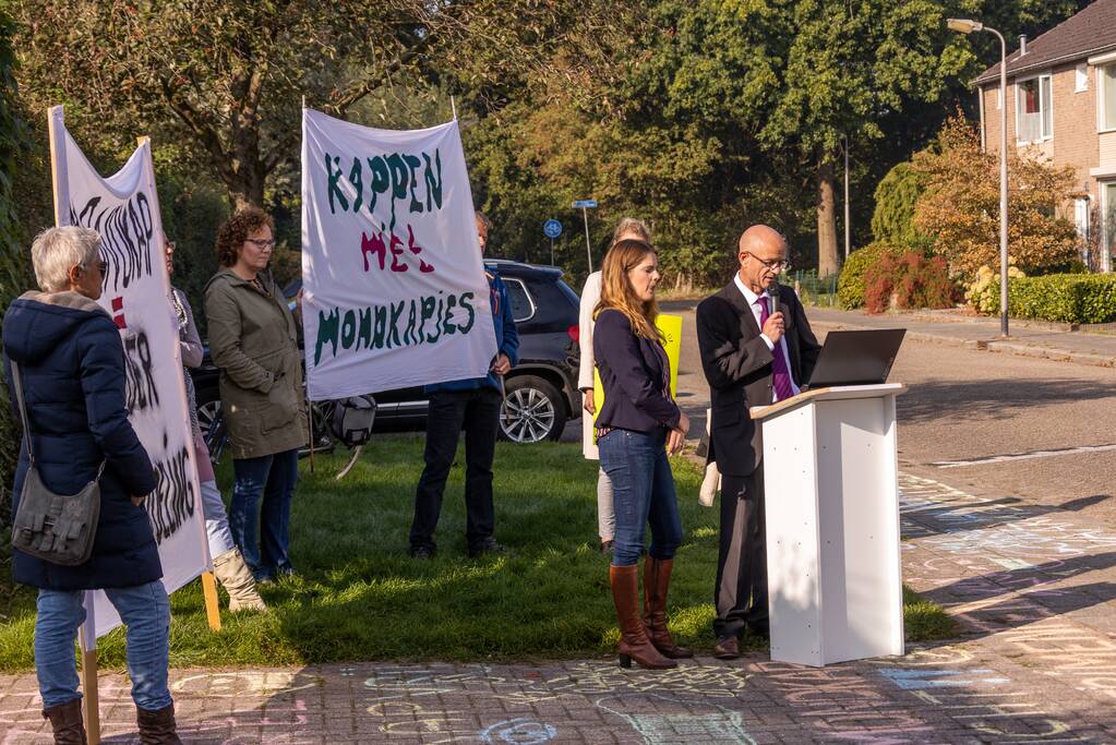 Viruswaarheid demonstreert tegen mondkapjes bij dependance Farel College