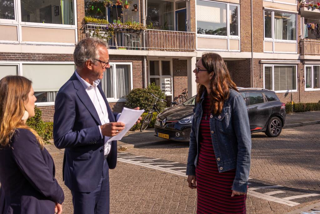 Viruswaarheid demonstreert tegen mondkapjes bij dependance Farel College