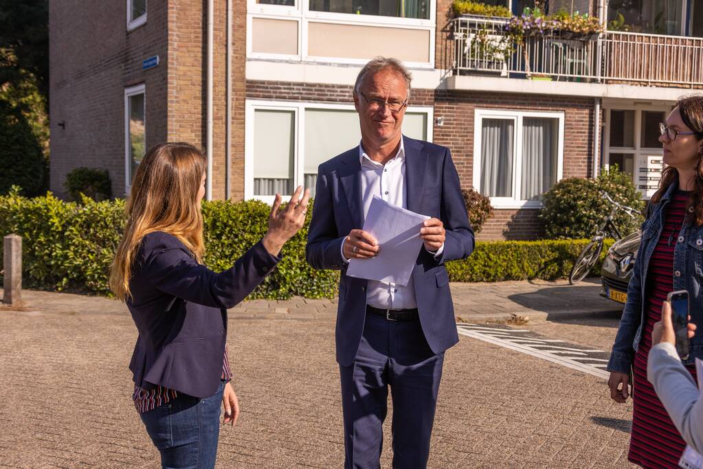 Viruswaarheid demonstreert tegen mondkapjes bij dependance Farel College