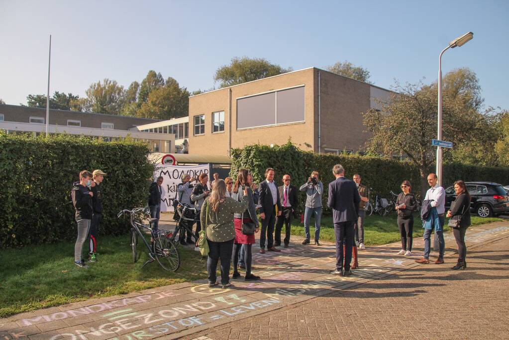 Viruswaarheid demonstreert tegen mondkapjes bij dependance Farel College