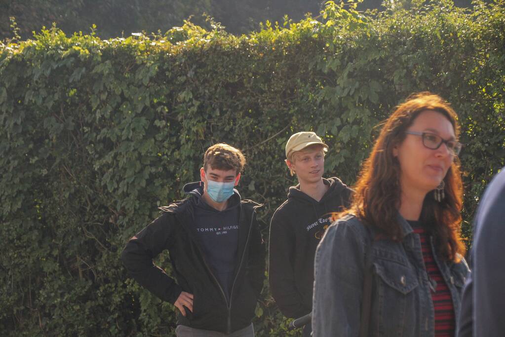 Viruswaarheid demonstreert tegen mondkapjes bij dependance Farel College