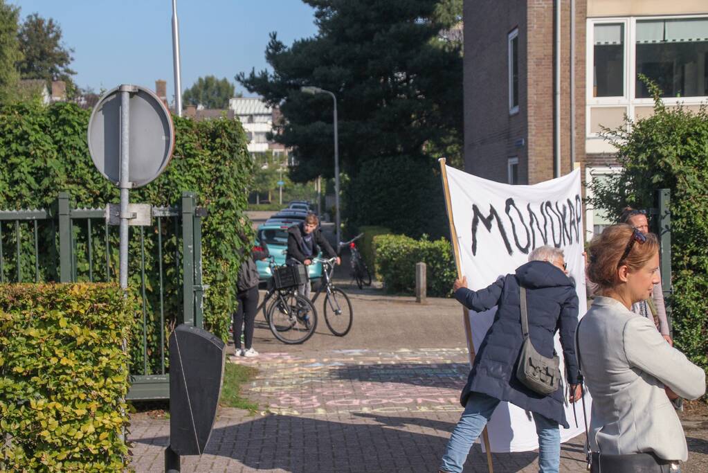 Viruswaarheid demonstreert tegen mondkapjes bij dependance Farel College