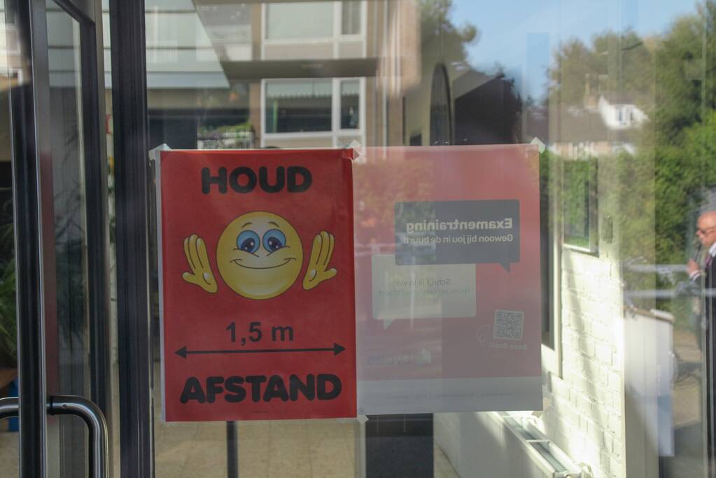 Viruswaarheid demonstreert tegen mondkapjes bij dependance Farel College