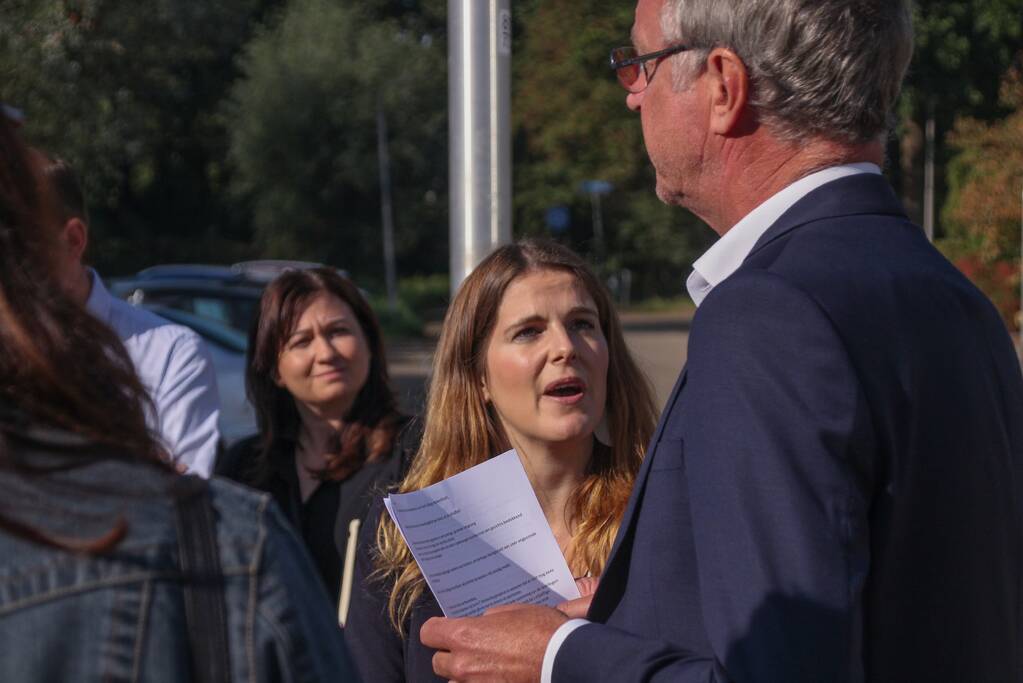 Viruswaarheid demonstreert tegen mondkapjes bij dependance Farel College