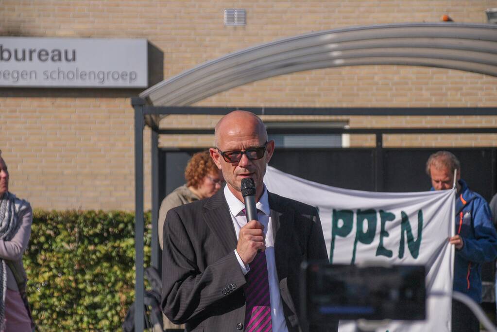 Viruswaarheid demonstreert tegen mondkapjes bij dependance Farel College