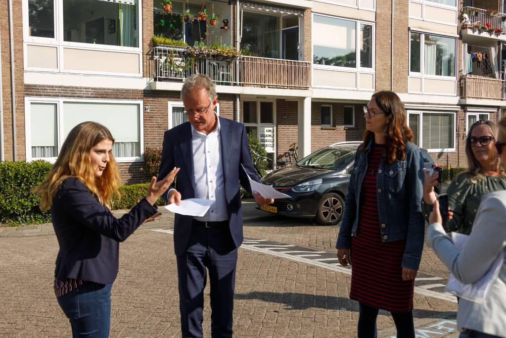 Viruswaarheid demonstreert tegen mondkapjes bij dependance Farel College