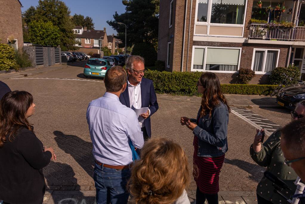 Viruswaarheid demonstreert tegen mondkapjes bij dependance Farel College