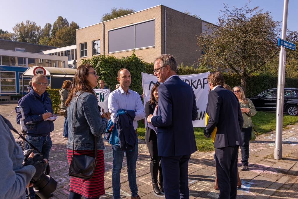 Viruswaarheid demonstreert tegen mondkapjes bij dependance Farel College