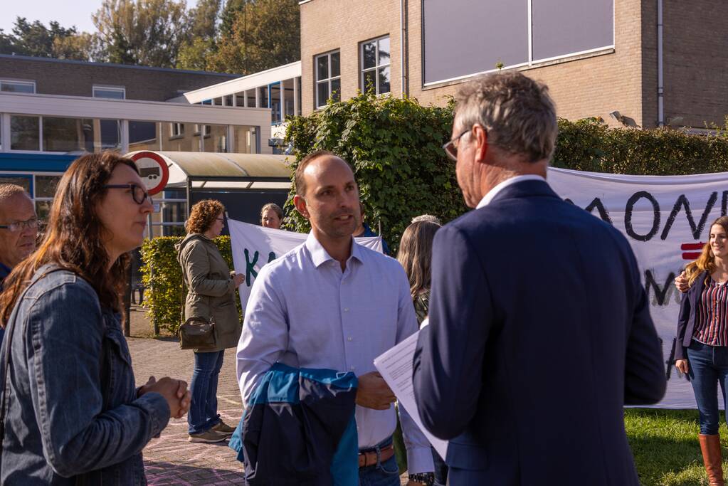 Viruswaarheid demonstreert tegen mondkapjes bij dependance Farel College