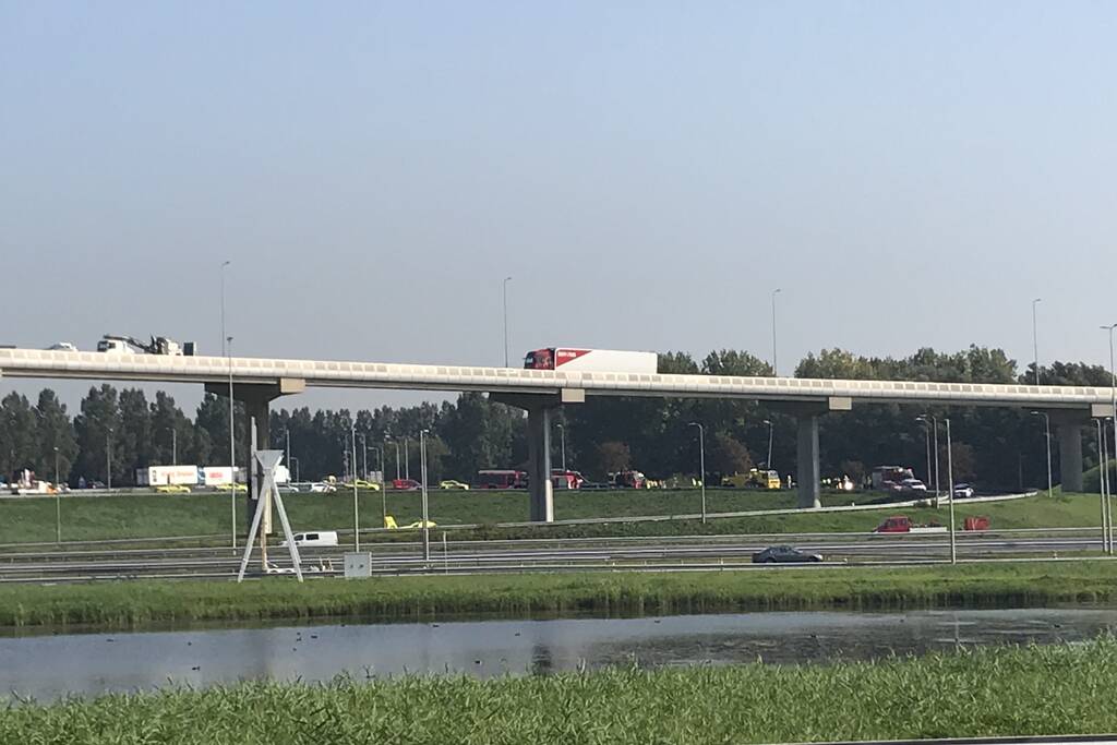 Vrachtwagen met gevaarlijke stoffen kantel op knooppunt