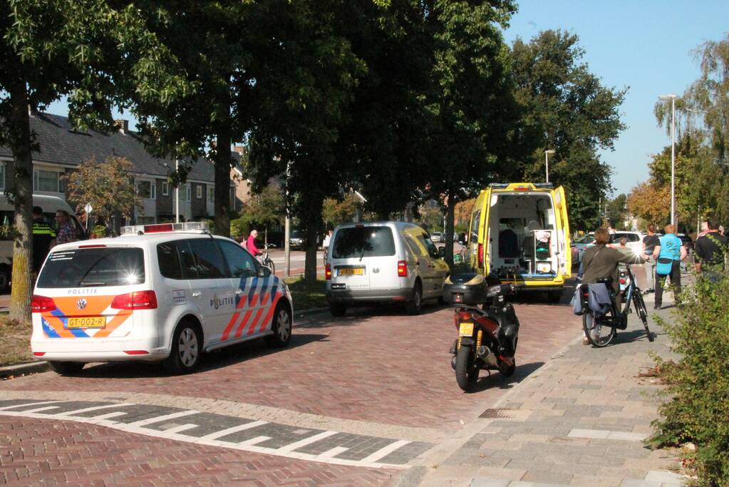 Bakfietser slaat over de kop bij aanrijding
