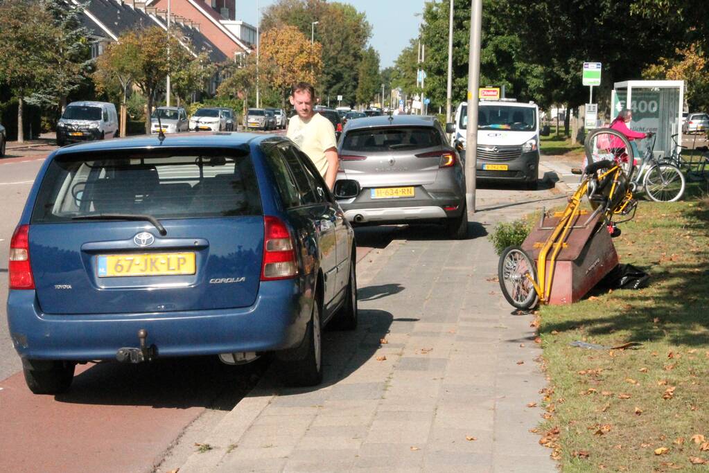 Bakfietser slaat over de kop bij aanrijding