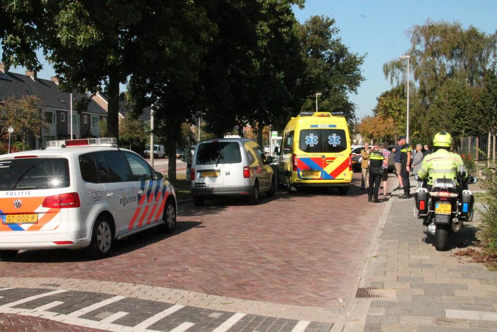 Bakfietser slaat over de kop bij aanrijding
