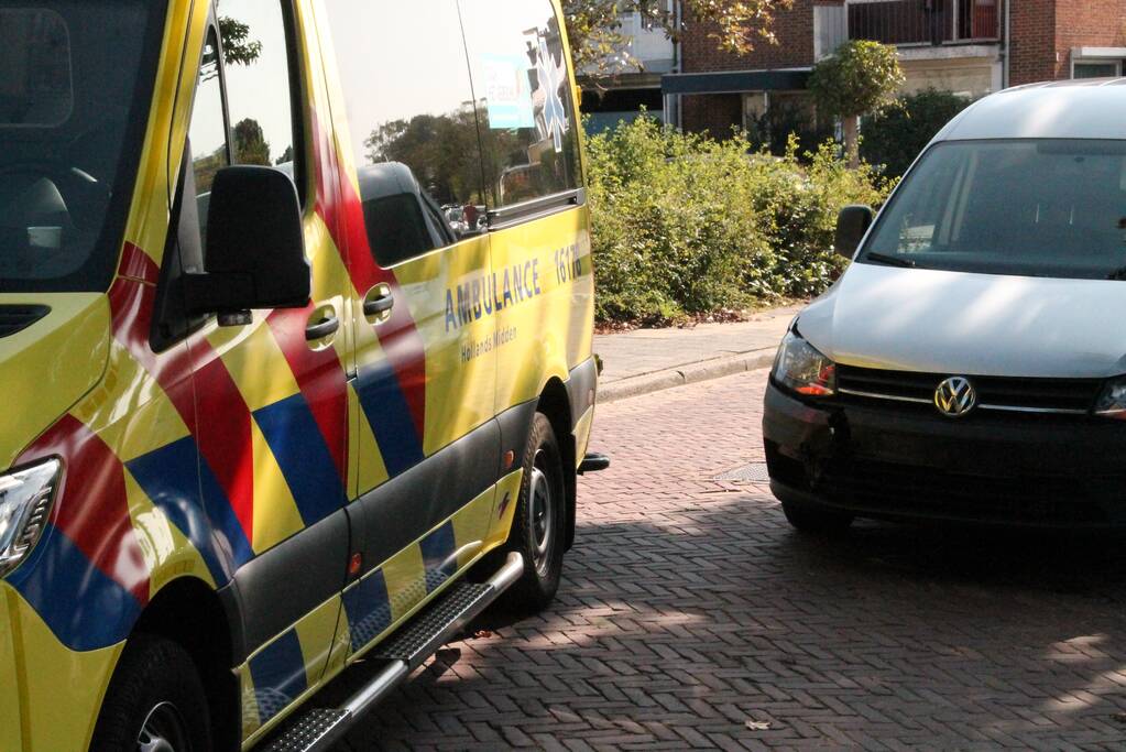 Bakfietser slaat over de kop bij aanrijding