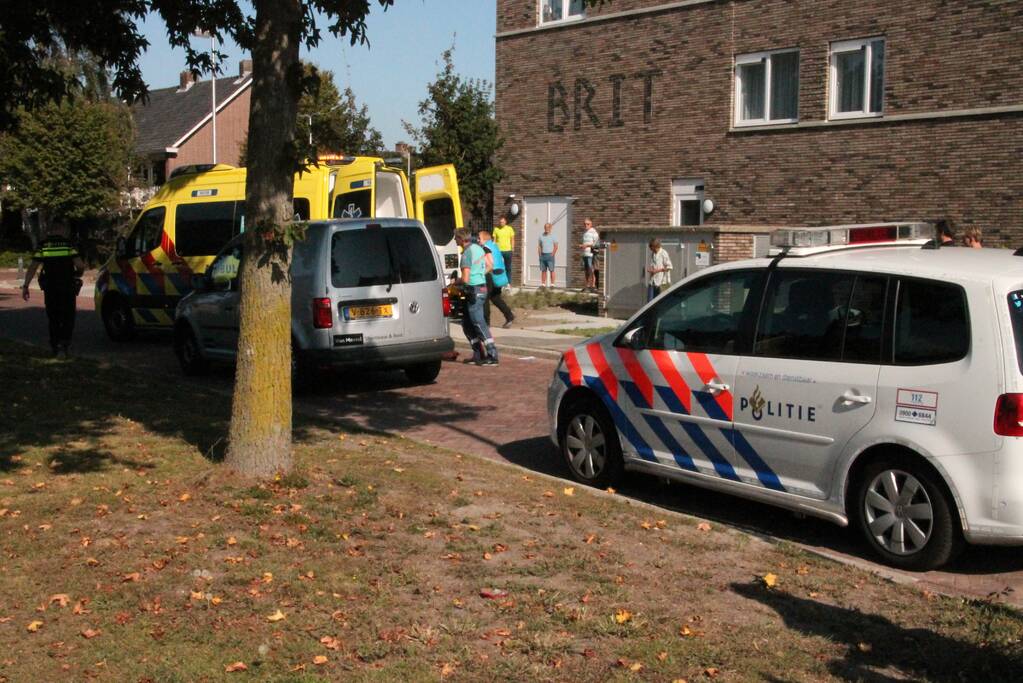 Bakfietser slaat over de kop bij aanrijding