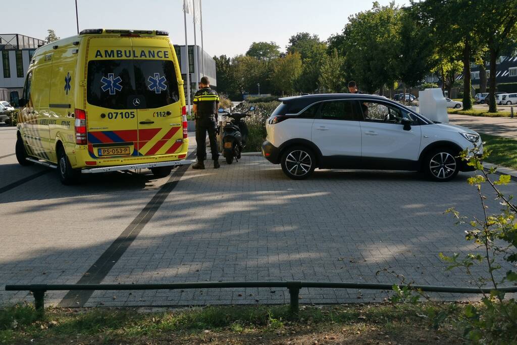 Brommerrijder gewond bij botsing met auto
