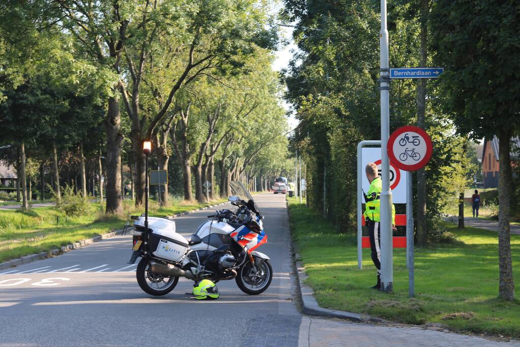 Motor en auto botsen op elkaar