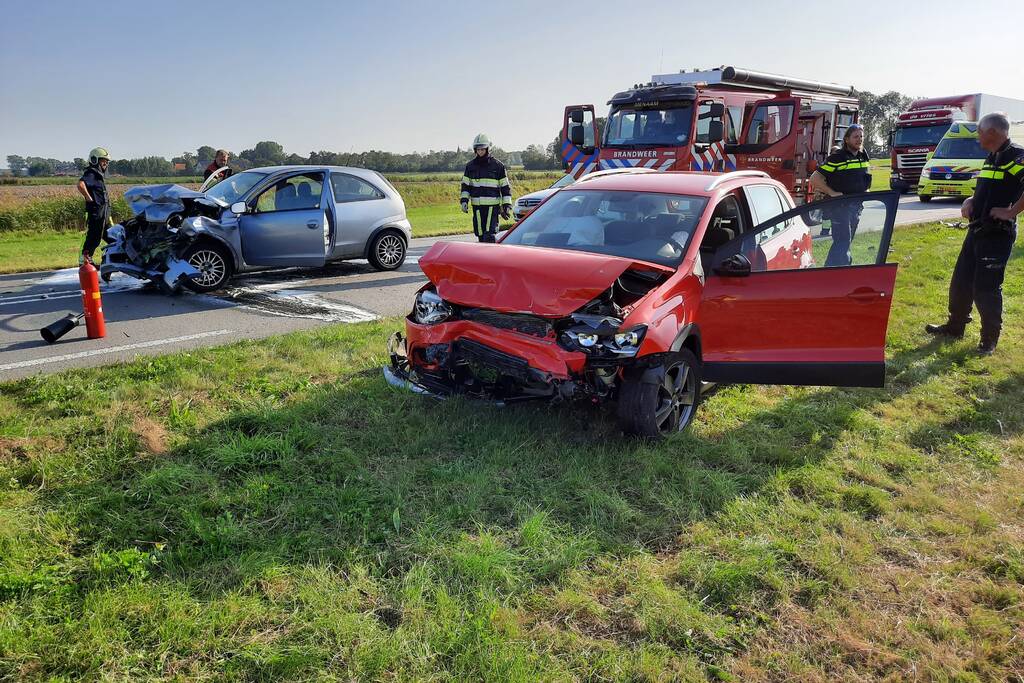 Twee auto's botsen frontaal op elkaar