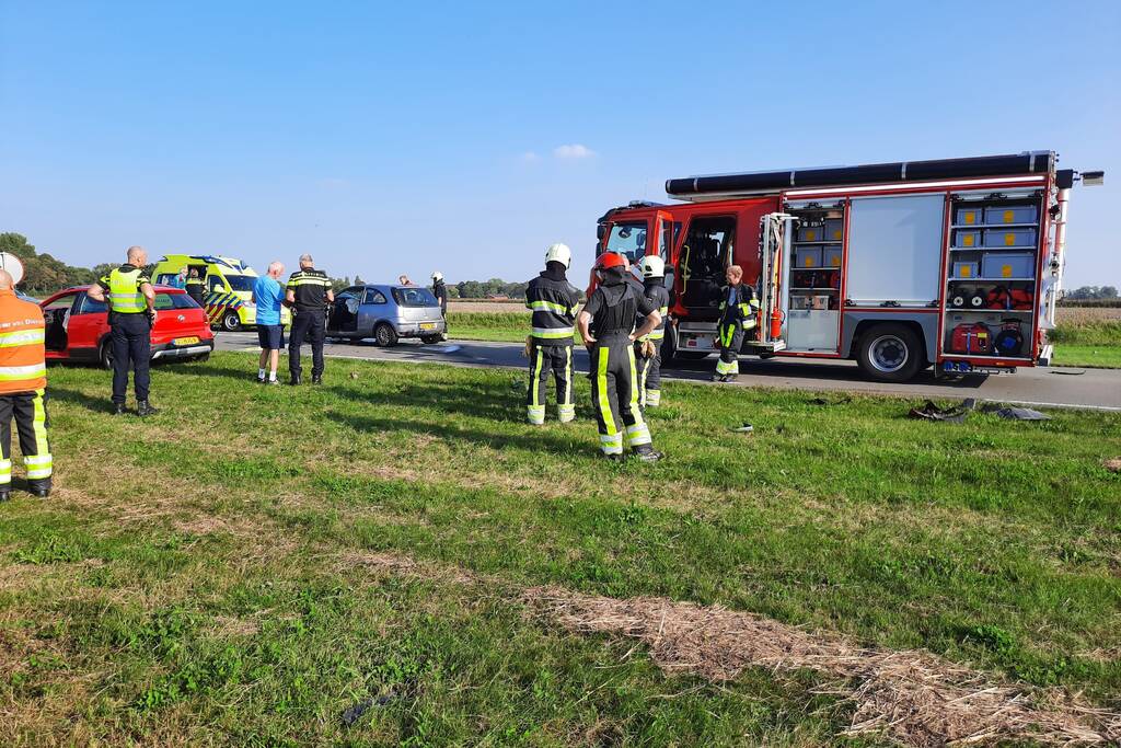 Twee auto's botsen frontaal op elkaar