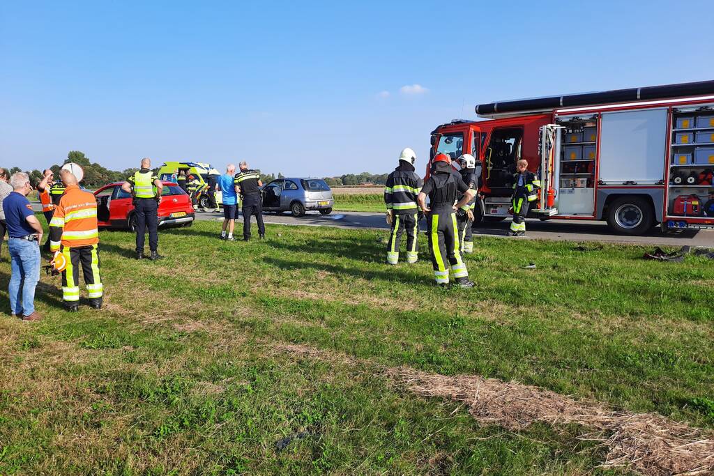 Twee auto's botsen frontaal op elkaar