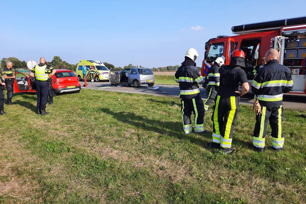 Twee auto's botsen frontaal op elkaar