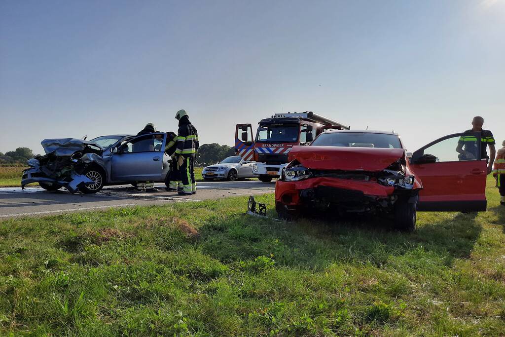 Twee auto's botsen frontaal op elkaar