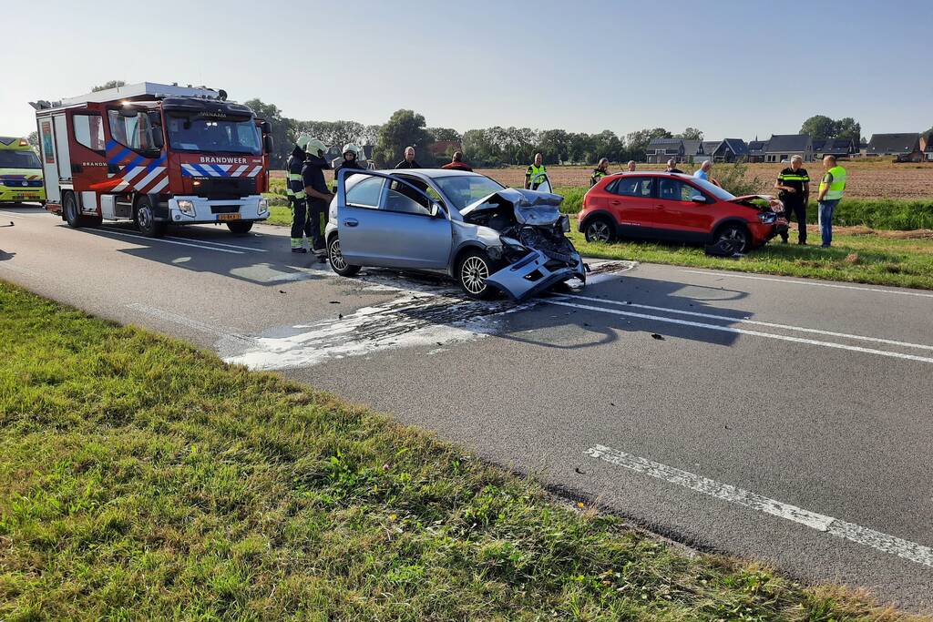 Twee auto's botsen frontaal op elkaar