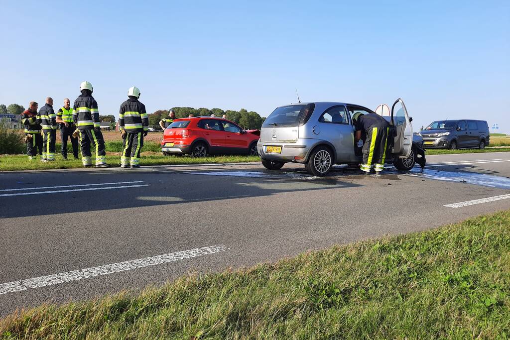 Twee auto's botsen frontaal op elkaar
