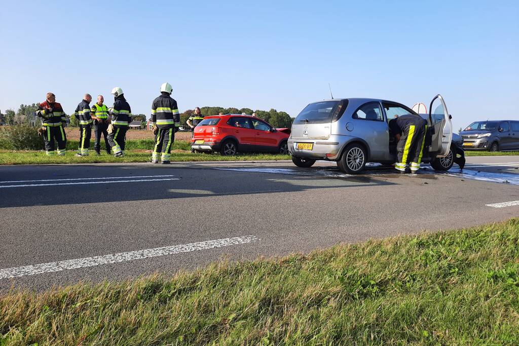 Twee auto's botsen frontaal op elkaar