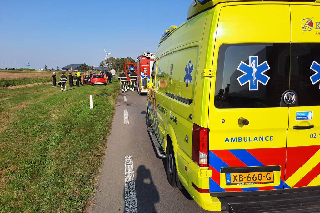 Twee auto's botsen frontaal op elkaar