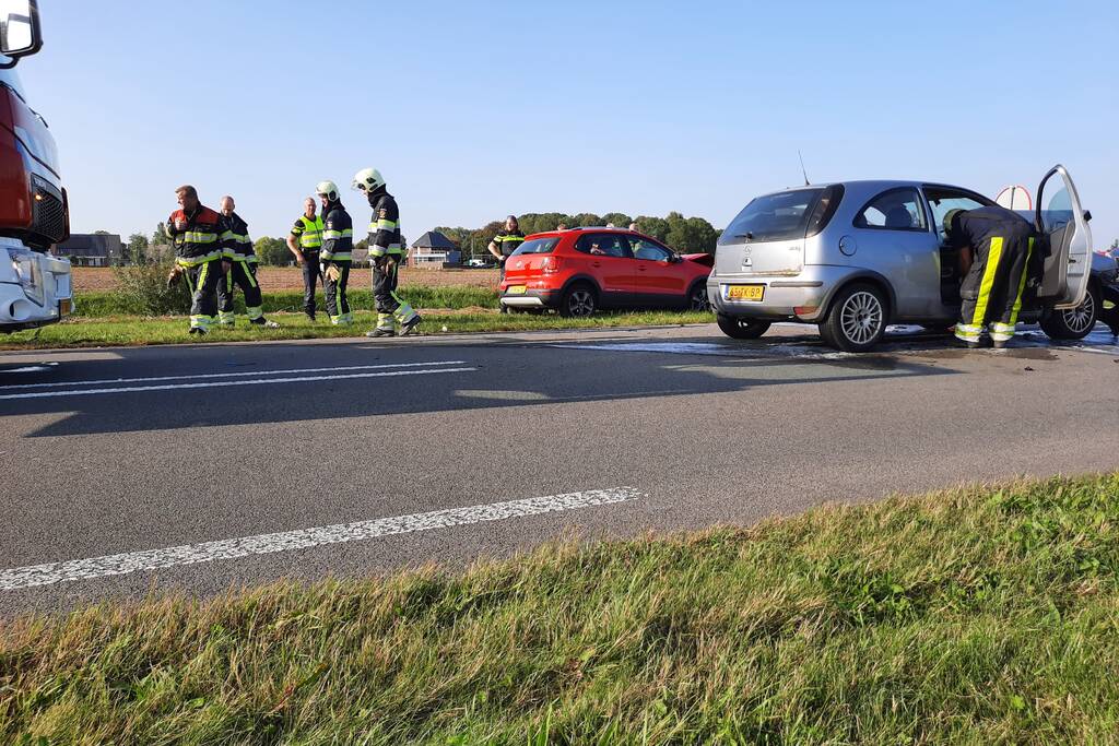 Twee auto's botsen frontaal op elkaar