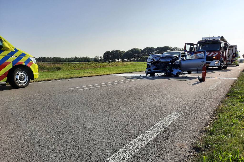 Twee auto's botsen frontaal op elkaar