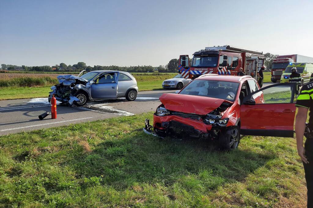 Twee auto's botsen frontaal op elkaar