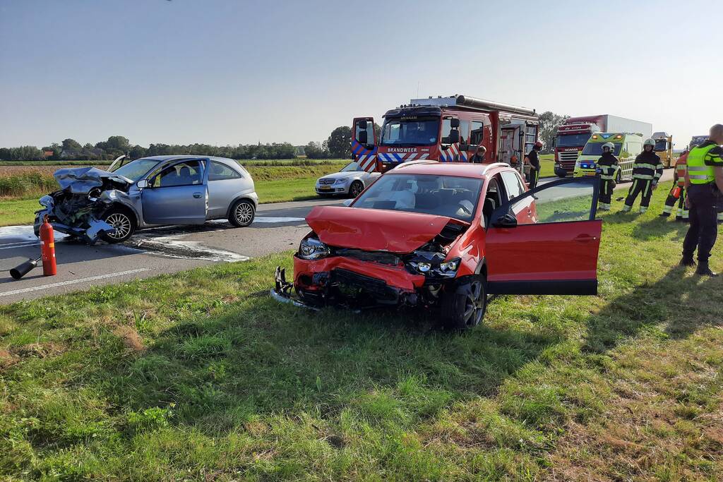 Twee auto's botsen frontaal op elkaar
