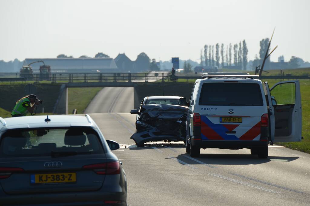 Twee auto's botsen frontaal op elkaar