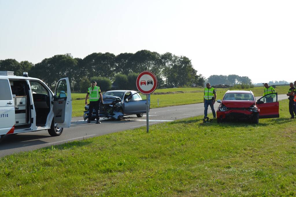 Twee auto's botsen frontaal op elkaar