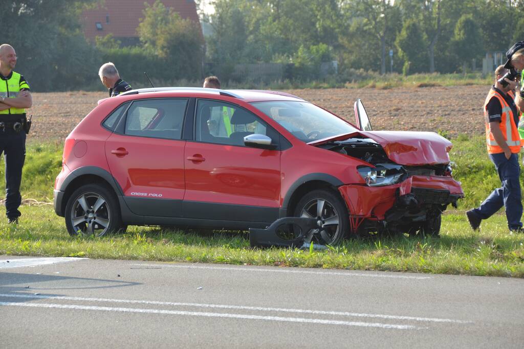 Twee auto's botsen frontaal op elkaar