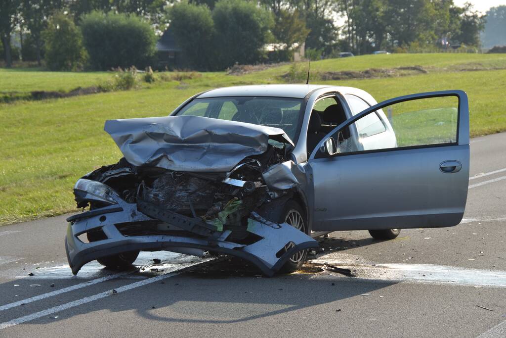 Twee auto's botsen frontaal op elkaar