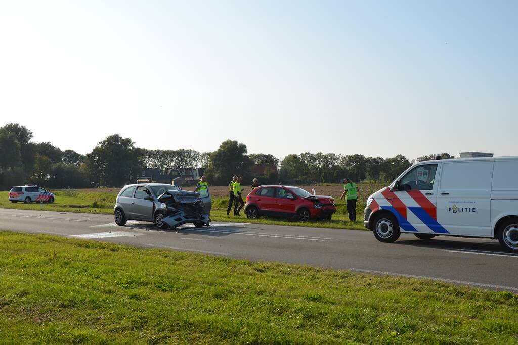 Twee auto's botsen frontaal op elkaar