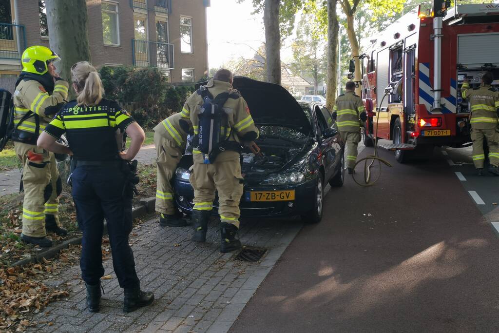Automobiliste ziet tijdens het rijden rook uit auto komen, en zet auto aan de kant