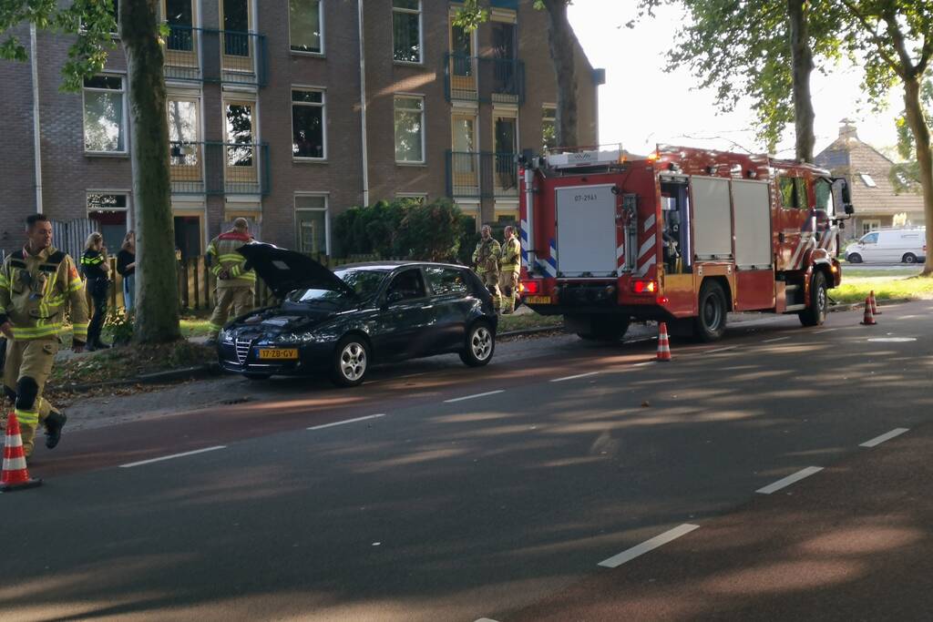 Automobiliste ziet tijdens het rijden rook uit auto komen, en zet auto aan de kant